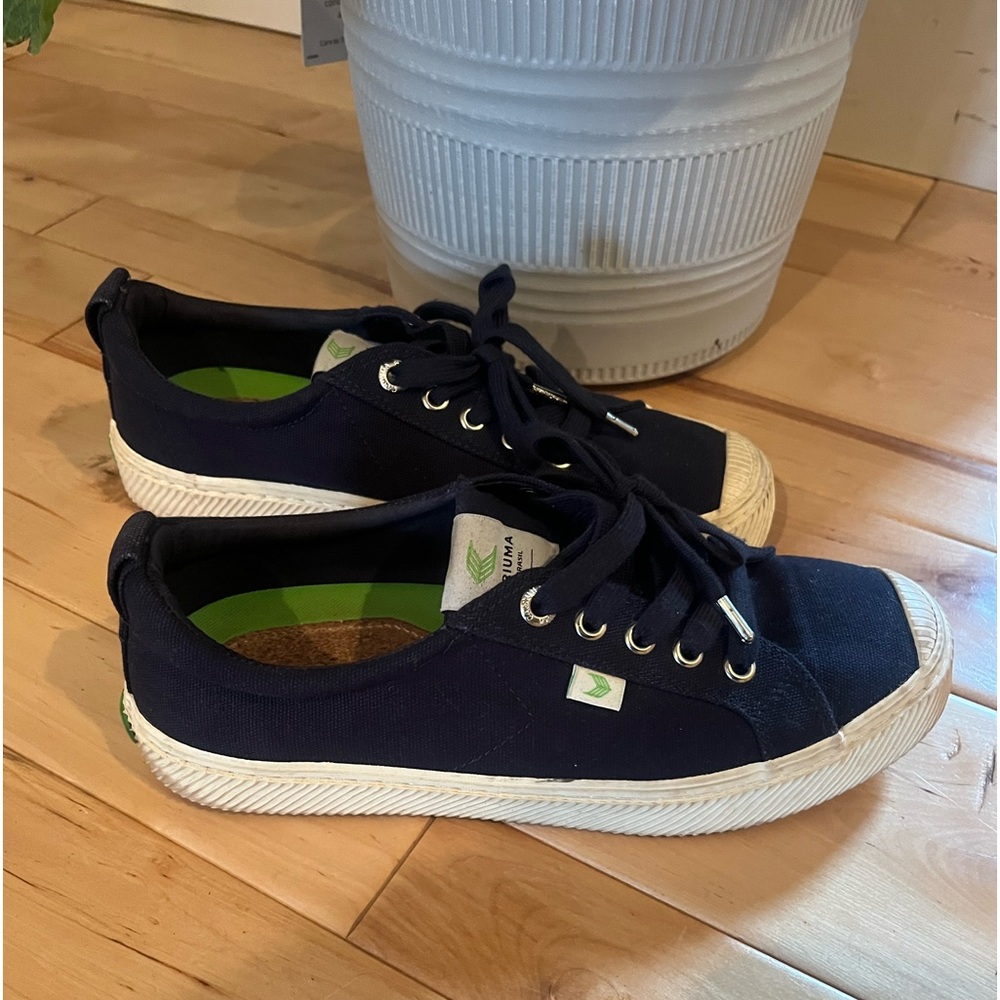 Size 8 women’s Cariuma sneakers
